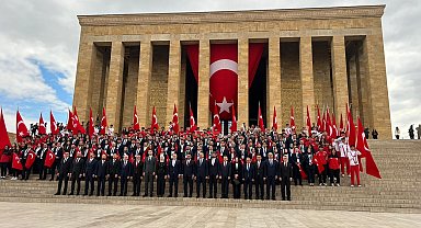 Bakan Bak, gençler ve sporcularla birlikte Anıtkabir'i ziyaret etti
