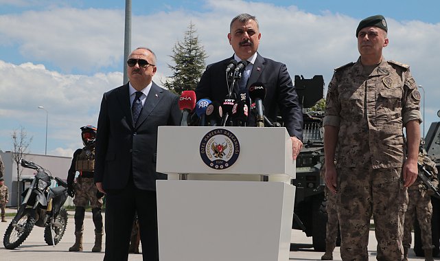 Bakan Çiftçi, özel harekat polisleriyle bayramlaştı