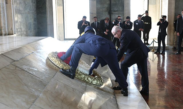 Bakan Güler, OYAK Yönetim Kurulu üyeleri ile Anıtkabir'i ziyaret etti