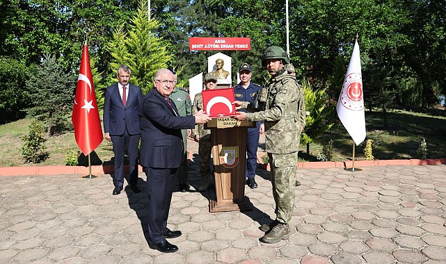 Bakan Güler, Yunanistan sınırında Mehmetçikle bayramlaştı
