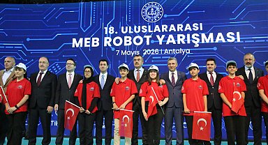 Bakan Tekin, Antalya'da robot yarışmasına katıldı