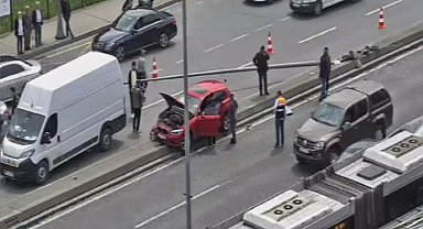 Bakırköy'de otomobilin çarptığı aydınlatma direği, başka bir otomobilin üzerine devrildi