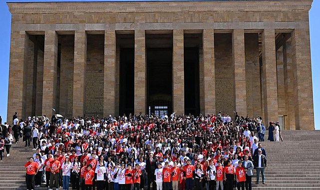 Balıkesir Büyükşehir Belediye Başkanı Akın 1071 gençle Anıtkabir'i ziyaret etti