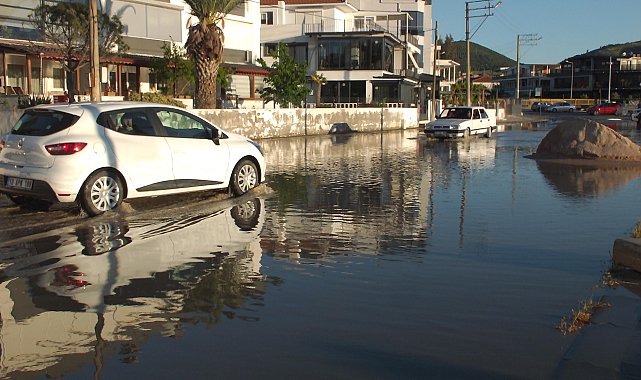 Balıkesir'de lodos nedeniyle deniz taştı, yollar göle döndü