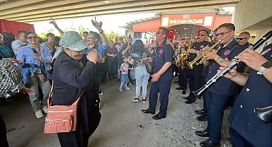 Balkan Pazarı, bando konseri ile renklendi; turistler dans edip, göbek attı