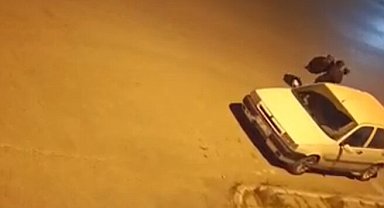 Balkonda otururken otomobiline giren hırsızı fark edip, yakaladı