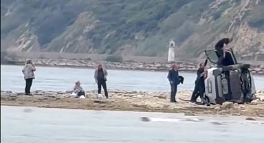 Bariyeri aşıp, kumsala uçan otomobilden yara almadan kurtuldular