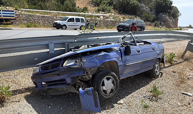 Bariyerlere çarpıp üst tavanı tamamen ezilen araçtan sağ çıktı