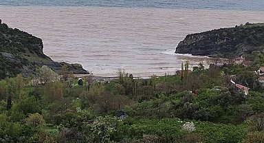 Bartın'da sağanağın ardından deniz çamur rengini aldı