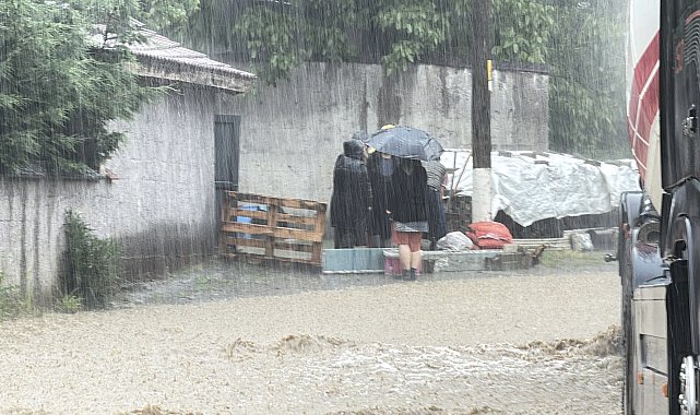 Bartın'da yağmur sonrası denizin rengi değişti