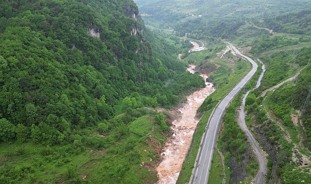 Bartın'da yağmur sonrası derenin debisi yükseldi, suyun rengi değişti
