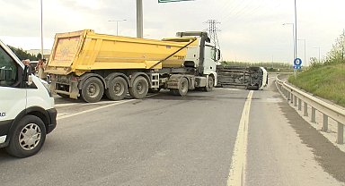 Başakşehir'de devrilen araçta mahsur kalan şoförü kazaya karışan hafriyat kamyonu şoförü kurtardı