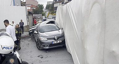 Başakşehir'de TIR iki aracın üzerine devrildi; otomobil sürücüsü yaralandı -1