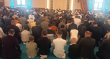 Batman'da, bayram namazında camiler doldu