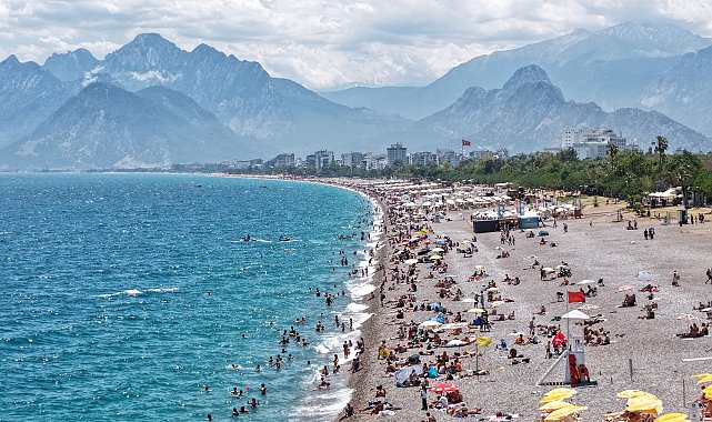 Bayram tatilinin son gününde Konyaaltı Sahili'nde yoğunluk oluştu