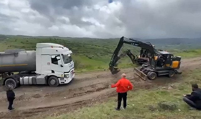 Bayram trafiğinden kaçıp orman yollarına giren sürücülerin araçları çamura saplandı