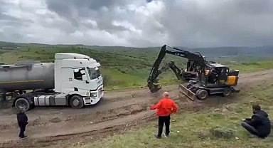 Bayram trafiğinden kaçıp orman yollarına giren sürücülerin araçları çamura saplandı