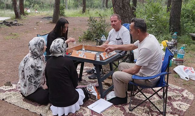Bayramı İstanbul'da geçirenler sahilde piknik yapıp mangal yaktı Haber eklendi