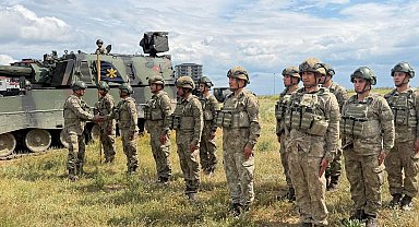 Bayramı kışlada karşılayan Mehmetçik, komutan ve silah arkadaşlarıyla bayramlaştı