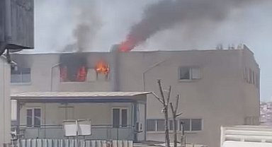 Bayrampaşa'da 3 katlı iş yerinin en üst katında yangın çıktı- 1