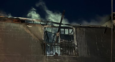 Bayrampaşa'da plastik malzeme satışı yapılan 5 katlı iş yerinde yangın