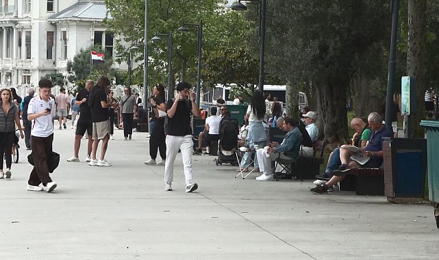 Bebek Sahili'nde denize girip yürüyüş yaptılar; 'İstanbul böyle daha güzel'