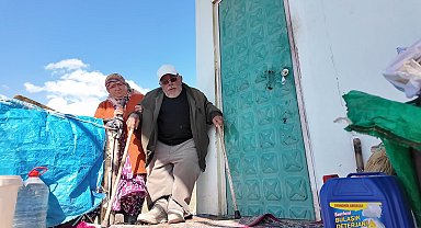 Bedensel engelli eşiyle tek göz evde 40 yıllık sevgi nöbeti