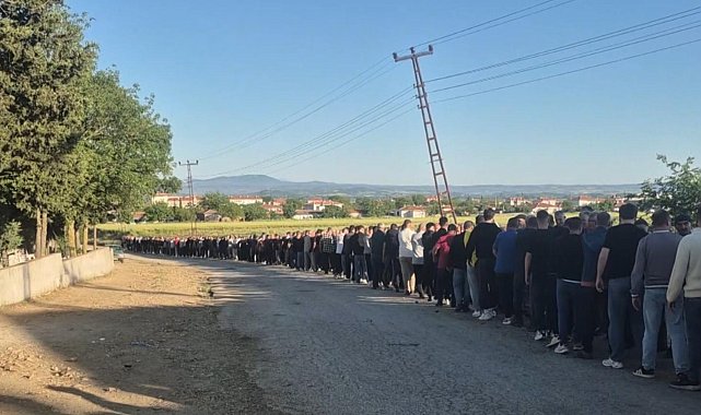 Beldede 90 yıllık bayramlaşma geleneği; metrelerce kuyruk oluştu