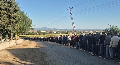 Beldede 90 yıllık bayramlaşma geleneği; metrelerce kuyruk oluştu