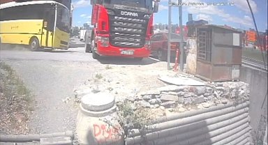 Beylikdüzü'nde freni boşalan İETT otobüsü TIR'a çarptı; kaza kamerada