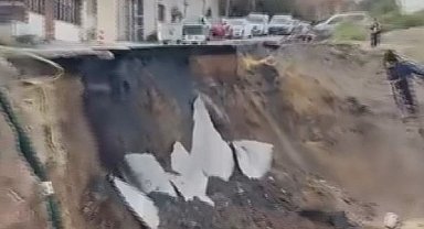 Beylikdüzü'nde inşaat çalışması sırasında yol çöktü; o anlar kamerada