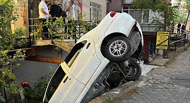 Beyoğlu'nda alkollü sürücünün kullandığı otomobil binanın merdiven boşluğuna düştü