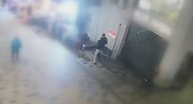 Beyoğlu'nda bankta uyuyan adamın cep telefonunu çalan yankesici suçüstü yakalandı