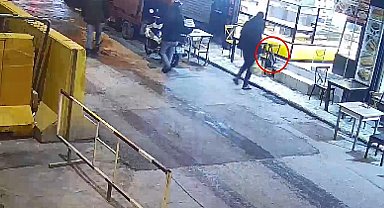 Beyoğlu'nda sandalyede asılı çantayı çalan şüpheli yakalandı