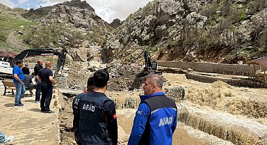 Beytüşşebap'ta dereler taştı; köprüler yıkıldı, araçlar suya kapıldı