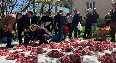 Bir asırdır devam eden dayanışma geleneğiyle kurban etleri eşit dağıtılıyor