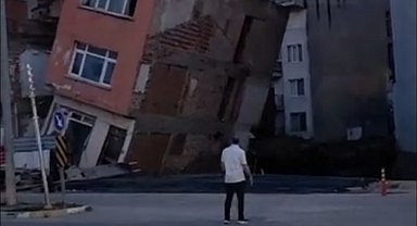 Bitişikteki inşaatın temel kazısında çatlaklar oluşan 3 katlı bina çöktü