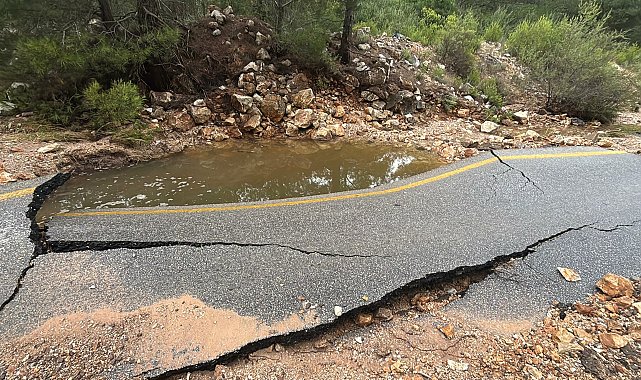 Bodrum'da ana su isale hattı patladı, uzun araç kuyrukları oluştu