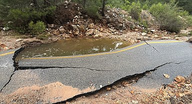 Bodrum'da ana su isale hattı patladı, uzun araç kuyrukları oluştu