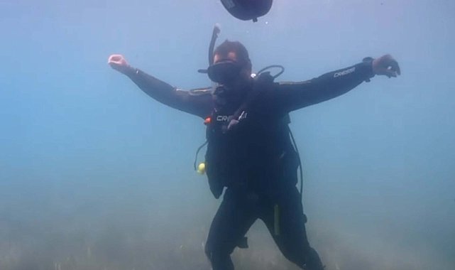 Bodrum'da deniz temizliğinin ardından dalgıçlar su altında zeybek oynadı