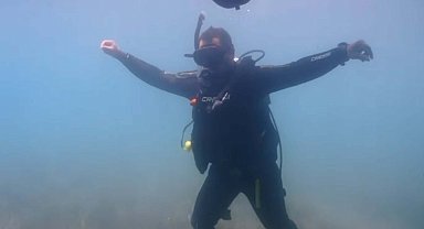 Bodrum'da deniz temizliğinin ardından dalgıçlar su altında zeybek oynadı