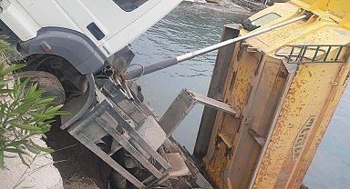 Bodrum'da hafriyat kamyonu deniz kıyısında askıda kaldı: 2 yaralı