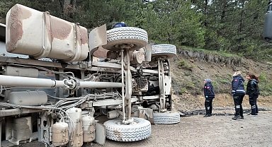 Bolu'da kum yüklü kamyon devrildi: 1 ölü