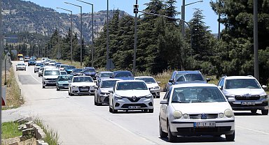 Burdur-Ankara yolunda 'tatil dönüşü' trafiği