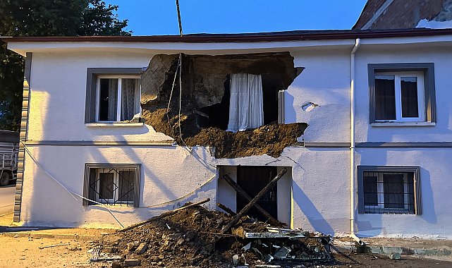 Bursa'da 2 katlı evin duvarı çöktü