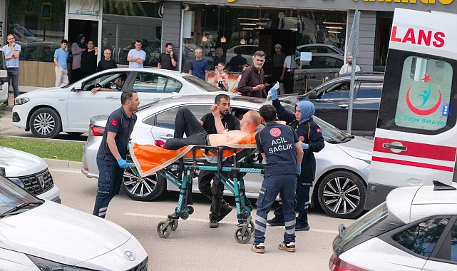 Bursa'da bıçaklı 'yol verme' kavgası: 1'i polis 5 yaralı