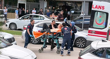 Bursa'da bıçaklı 'yol verme' kavgası: 1'i polis 5 yaralı