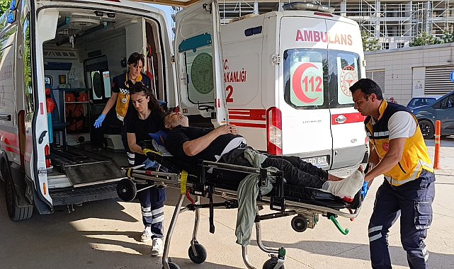 Bursa'da devrilen makinenin altında kalan işçi yaralandı