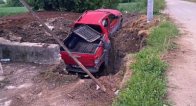 Bursa'da kamyonet, direğe çarpıp gübre çukuruna düştü: 1 yaralı