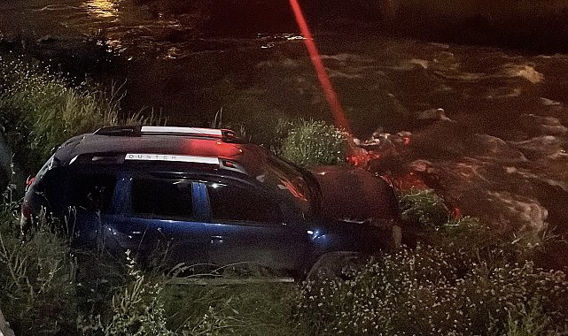 Bursa'da otomobil dereye savruldu, sürücü aracı bırakıp gitti